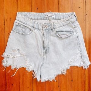 ZARA // light wash distressed shorts